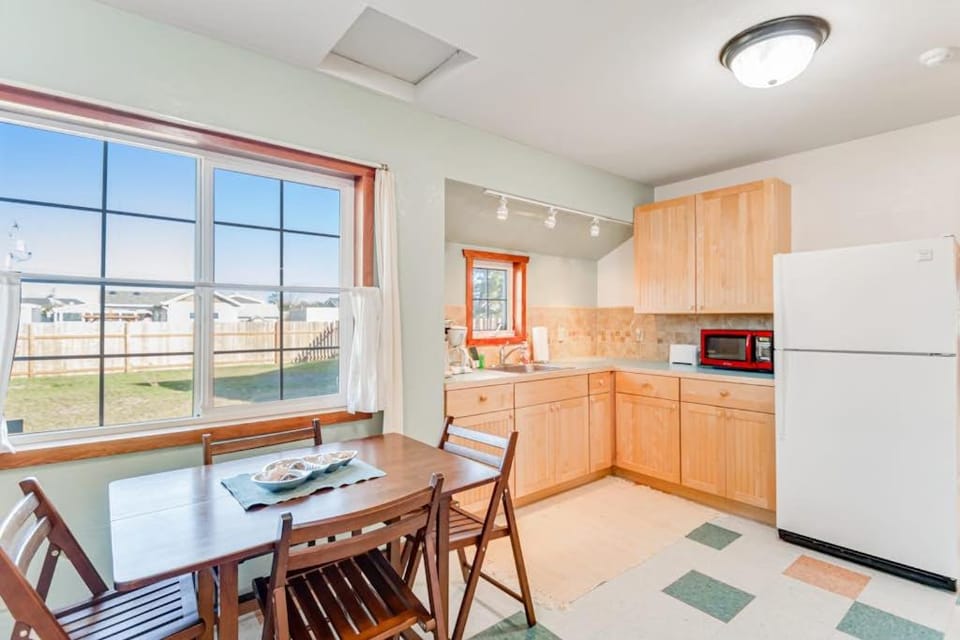 Downtown home with private hot tub & WiFi - walk to beach - dog-friendly yard House in Ocean Park