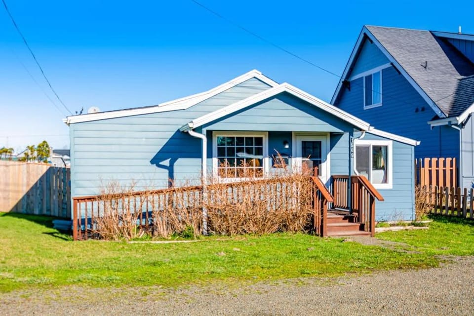 Downtown home with private hot tub & WiFi - walk to beach - dog-friendly yard House in Ocean Park