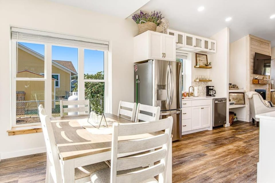 Modern cottage with covered deck grill & fireplace - walk to beach-bars-dining House in Long Beach