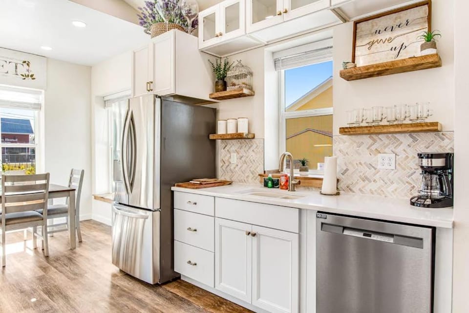 Modern cottage with covered deck grill & fireplace - walk to beach-bars-dining House in Long Beach
