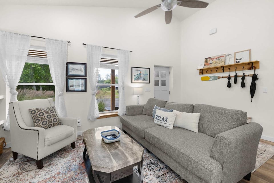Modern cottage with covered deck grill & fireplace - walk to beach-bars-dining House in Long Beach