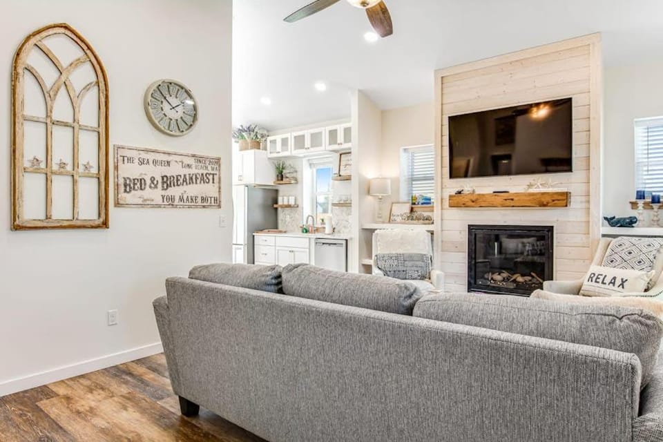 Modern cottage with covered deck grill & fireplace - walk to beach-bars-dining House in Long Beach