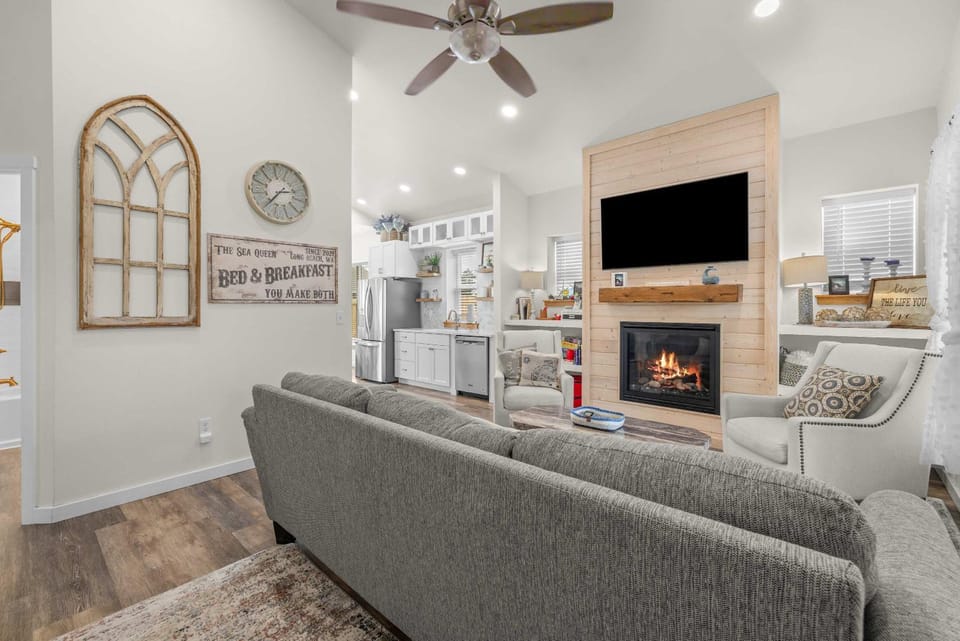 Modern cottage with covered deck grill & fireplace - walk to beach-bars-dining House in Long Beach
