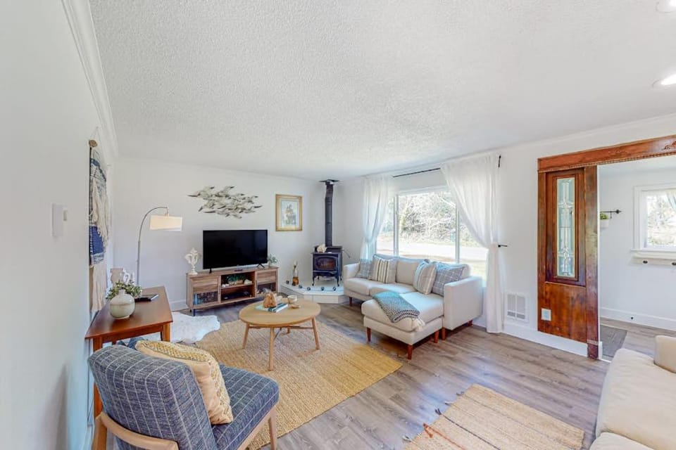 Bright home with large yard deck & firepit - walk to the beach House in Ocean Park