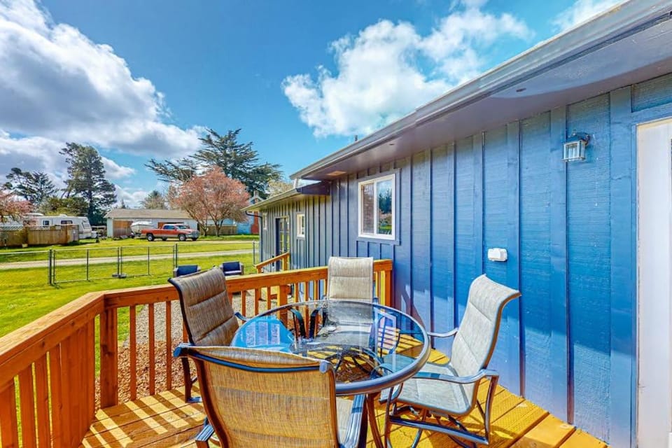 Bright home with large yard deck & firepit - walk to the beach House in Ocean Park