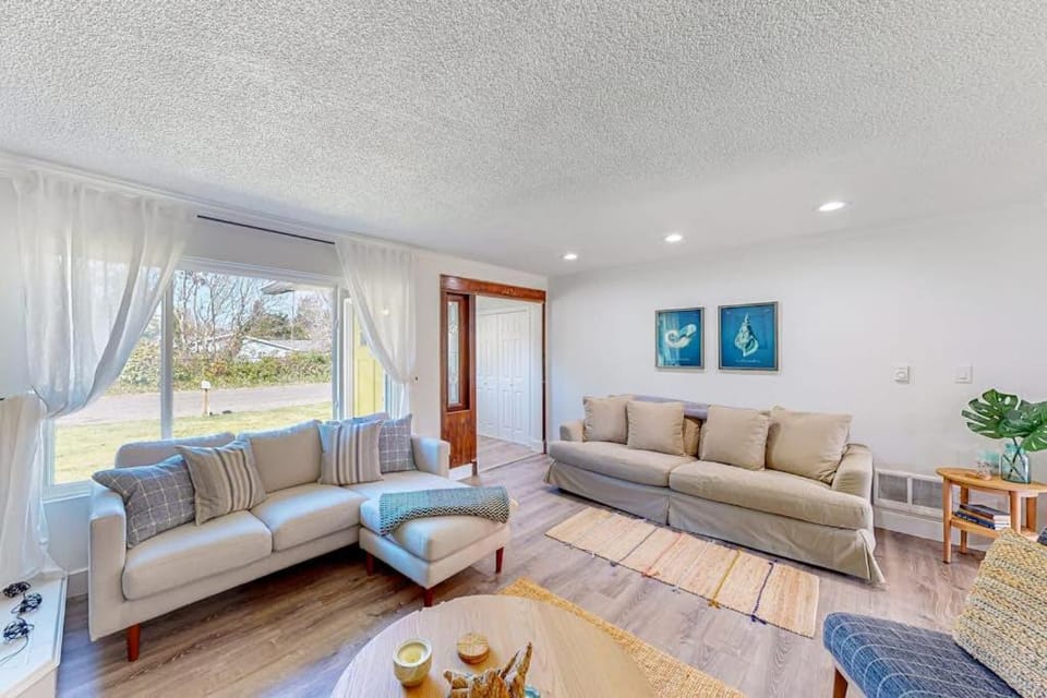 Bright home with large yard deck & firepit - walk to the beach House in Ocean Park