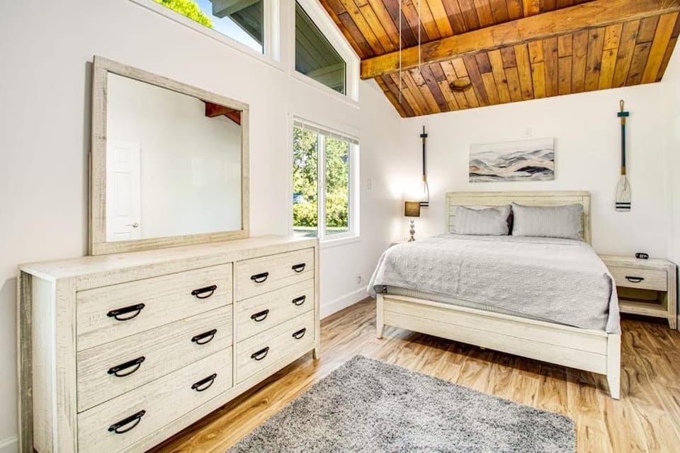 Single-level home with firepit & gas fireplace - walk to the beach 3 dogs OK House in Ocean Park