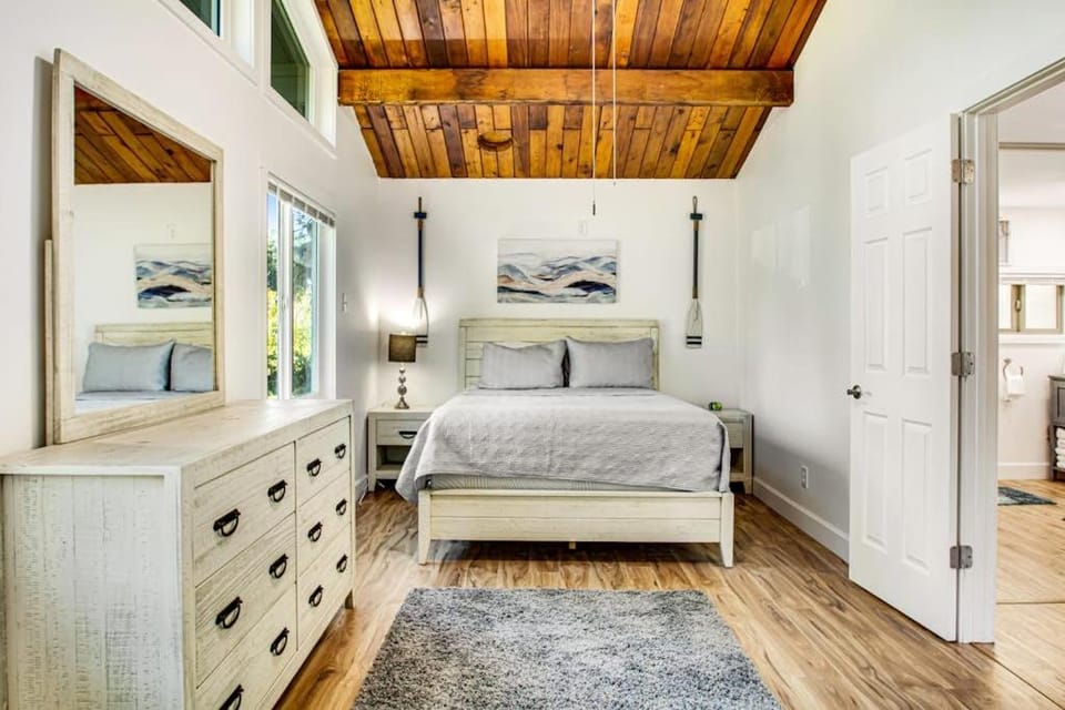Single-level home with firepit & gas fireplace - walk to the beach 3 dogs OK House in Ocean Park