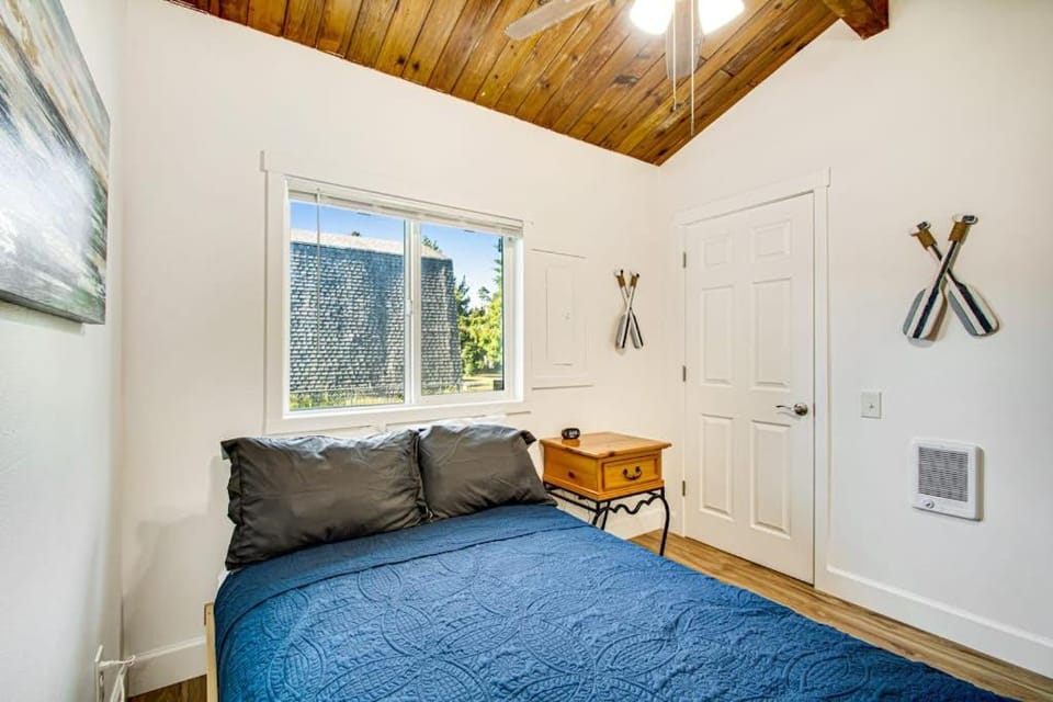 Single-level home with firepit & gas fireplace - walk to the beach 3 dogs OK House in Ocean Park