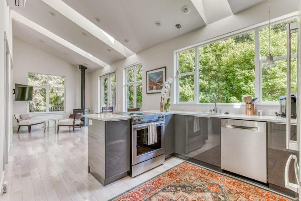 Lovely house with river & mountain views deck grill washer&dryer & wood stove House in Stevenson