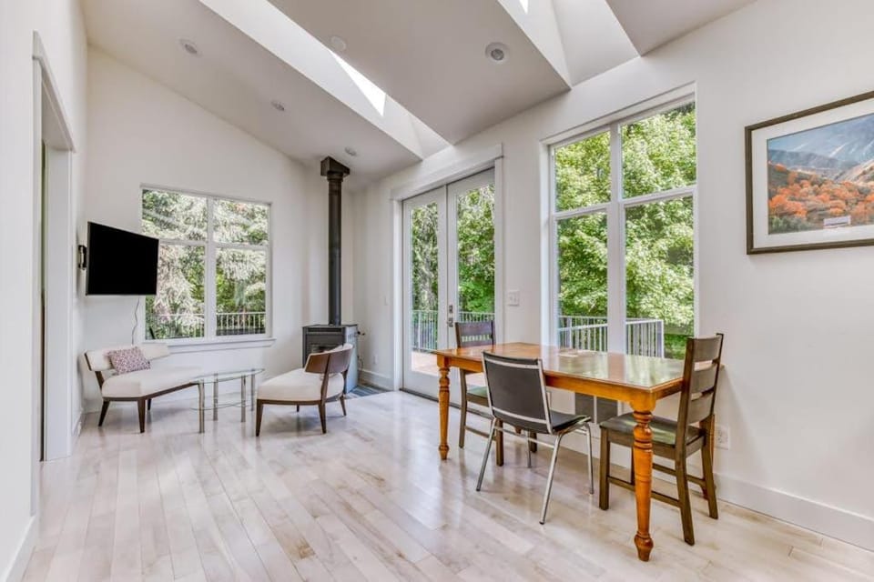 Lovely house with river & mountain views deck grill washer&dryer & wood stove House in Stevenson