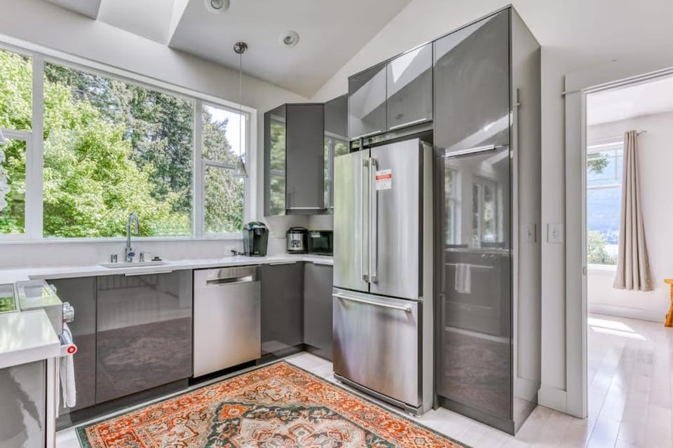 Lovely house with river & mountain views deck grill washer&dryer & wood stove House in Stevenson