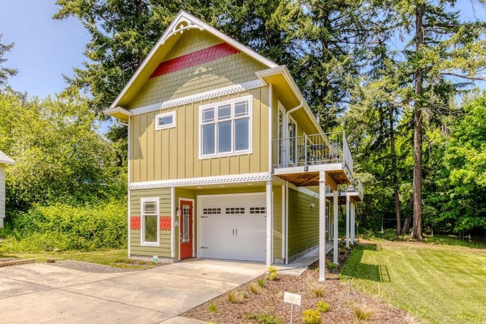 Lovely house with river & mountain views deck grill washer&dryer & wood stove House in Stevenson