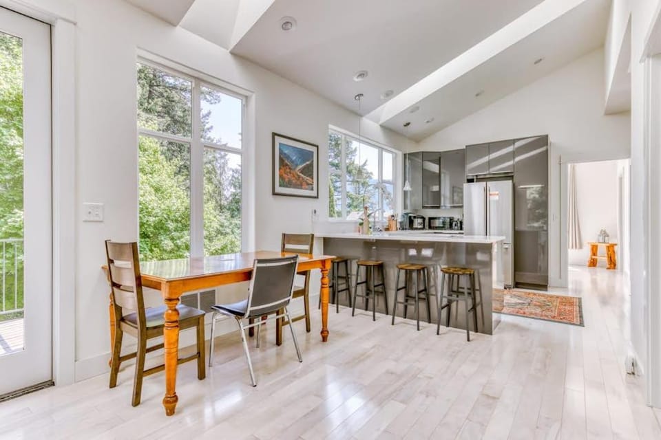 Lovely house with river & mountain views deck grill washer&dryer & wood stove House in Stevenson