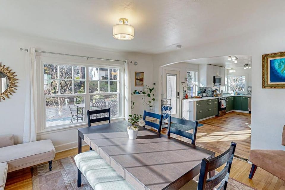 Renovated home in central location with hot tub theater fast wifi & work desks House in Stevenson