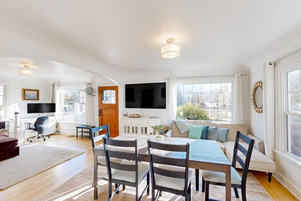 Renovated home in central location with hot tub theater fast wifi & work desks House in Stevenson