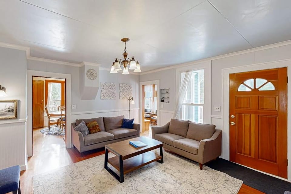 Restored Victorian Home with Free High-Speed WiFi & washer&dryer House in Long Beach