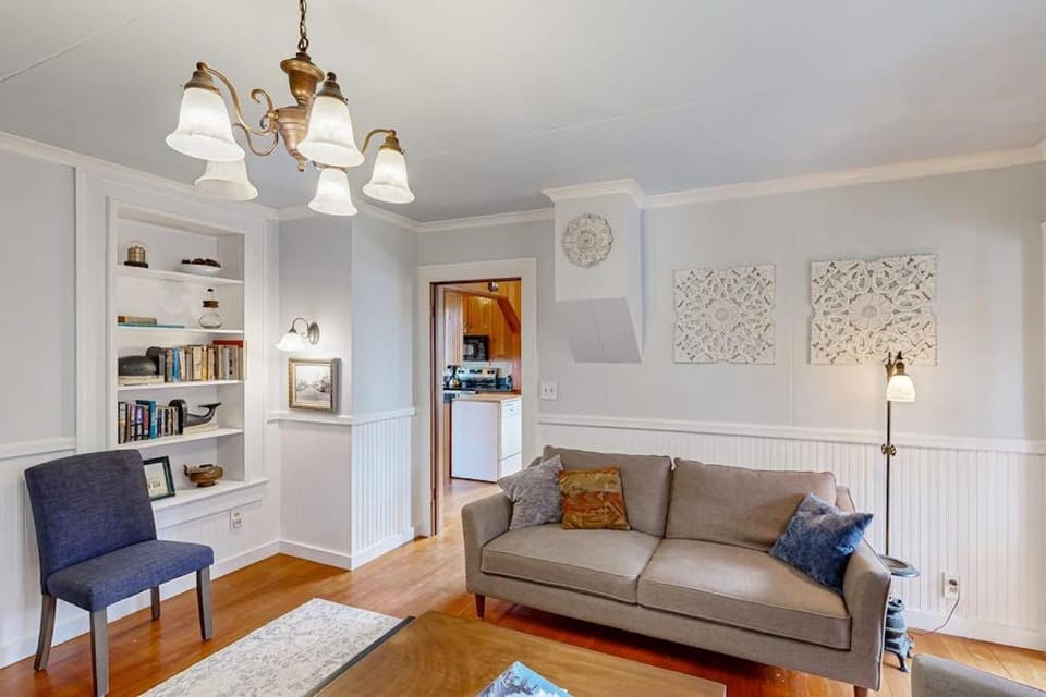 Restored Victorian Home with Free High-Speed WiFi & washer&dryer House in Long Beach