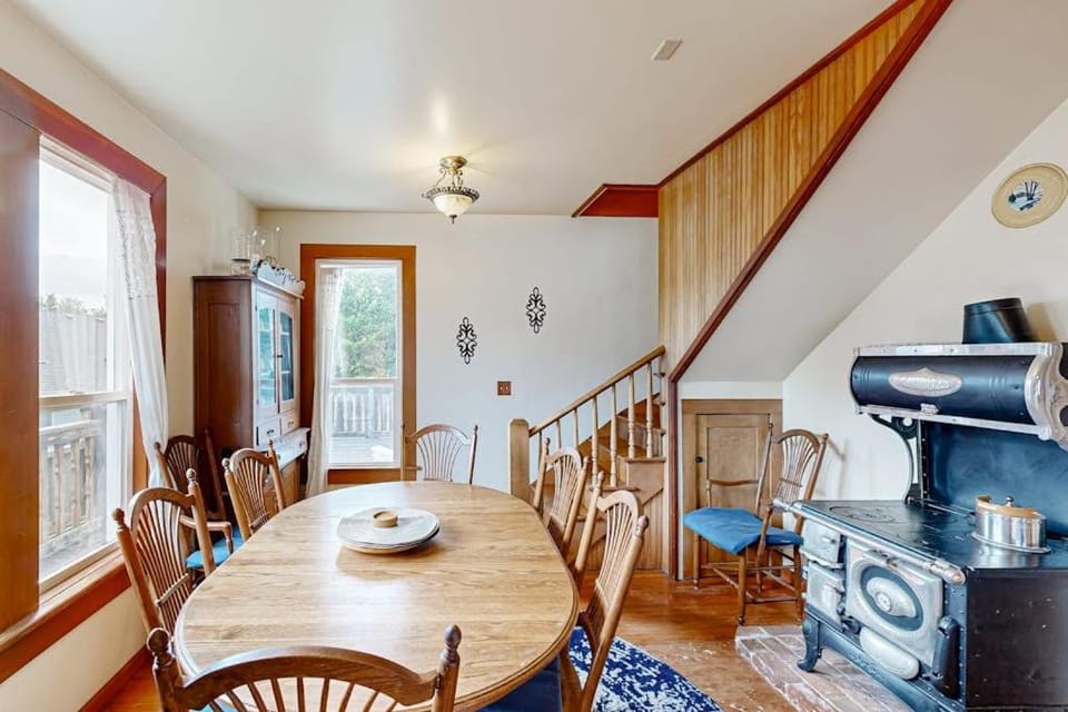 Restored Victorian Home with Free High-Speed WiFi & washer&dryer House in Long Beach