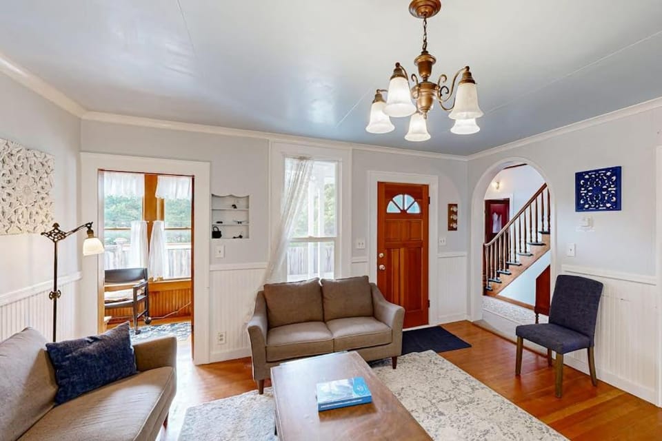 Restored Victorian Home with Free High-Speed WiFi & washer&dryer House in Long Beach
