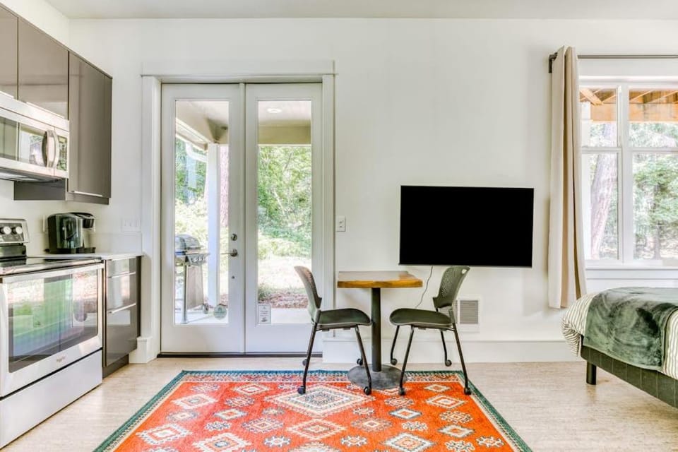 Dog-friendly studio with river view patio grill & shared W&D House in Stevenson