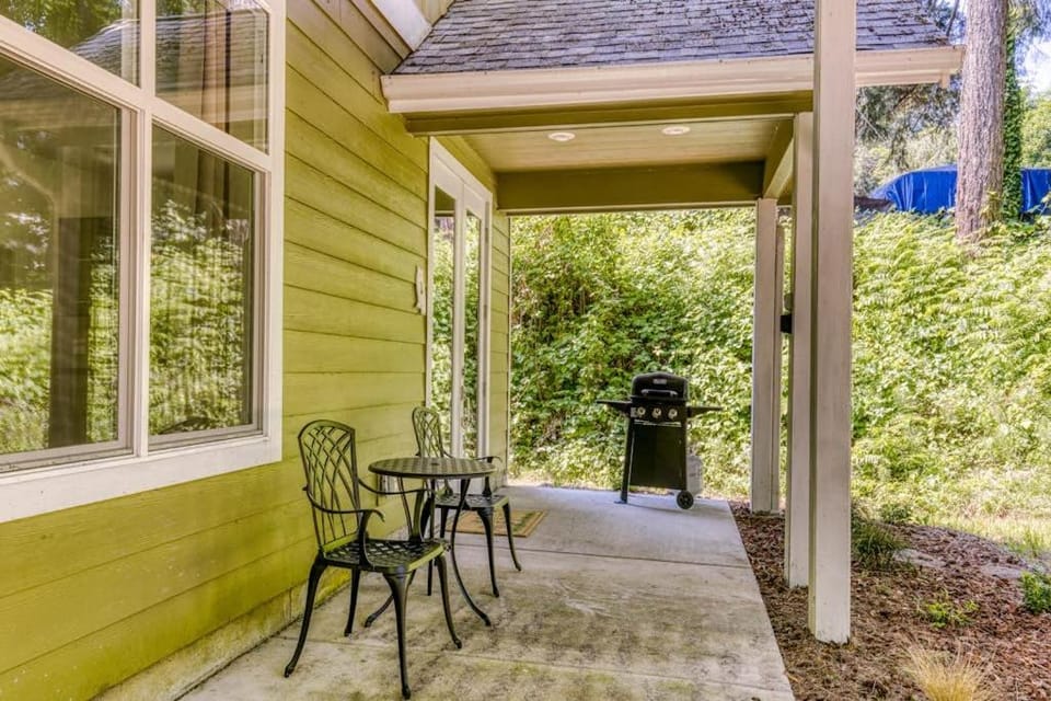 Dog-friendly studio with river view patio grill & shared W&D House in Stevenson