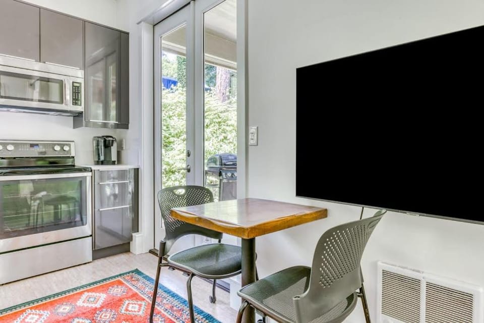 Dog-friendly studio with river view patio grill & shared W&D House in Stevenson