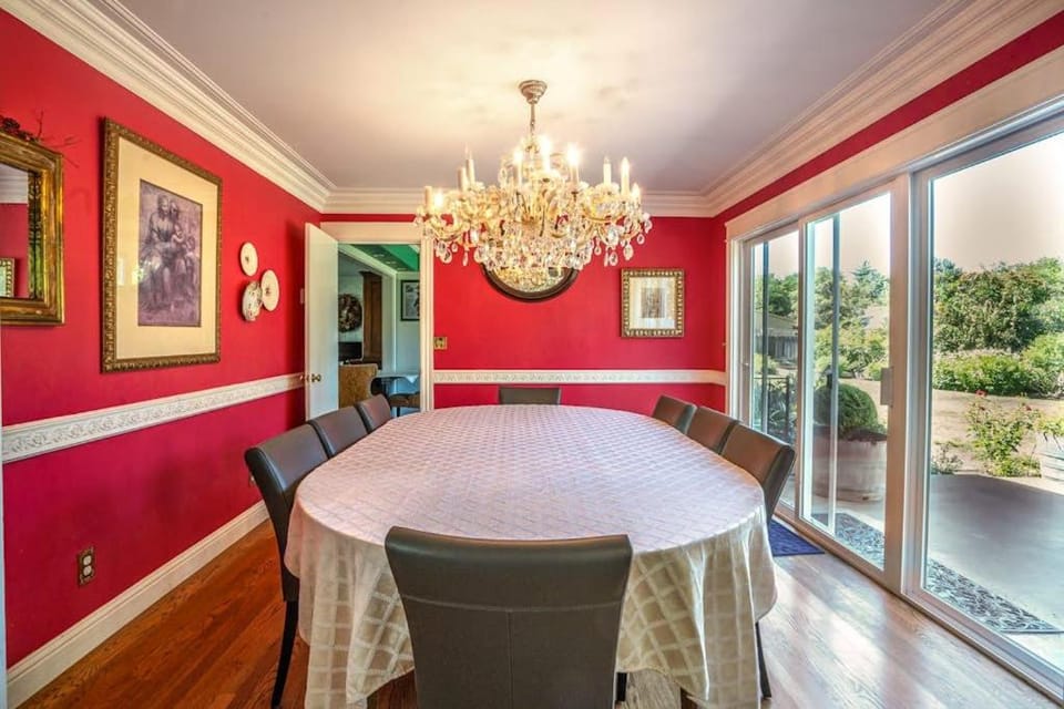 Classic & elegant house with entertainment & spacious laid-back yard House in College Place