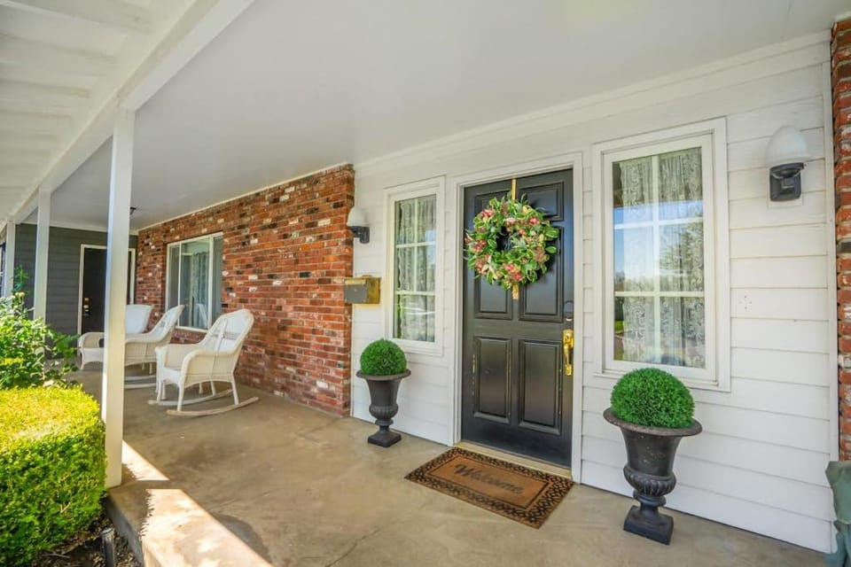 Classic & elegant house with entertainment & spacious laid-back yard House in College Place