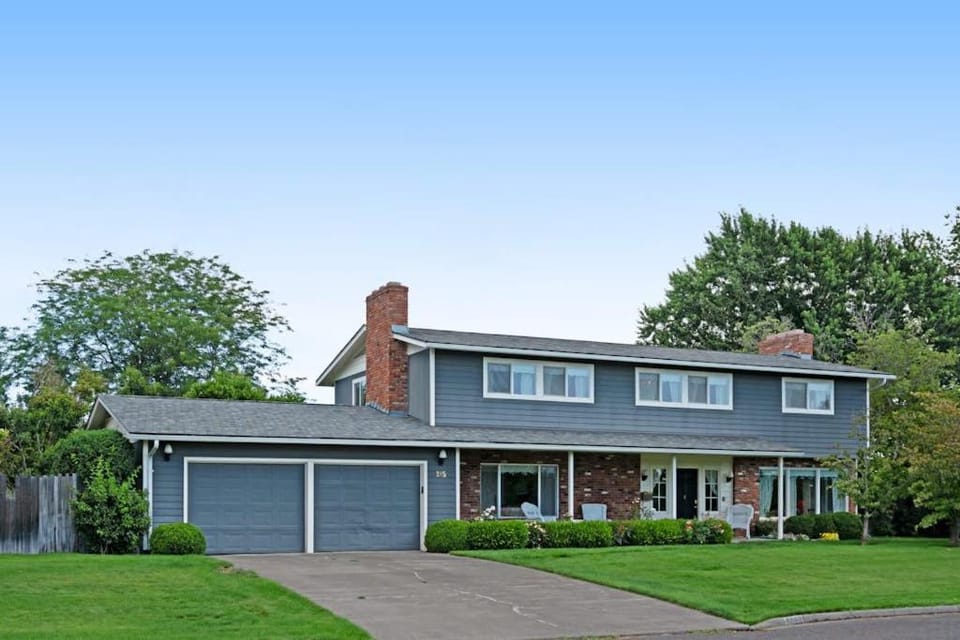 Classic & elegant house with entertainment & spacious laid-back yard House in College Place