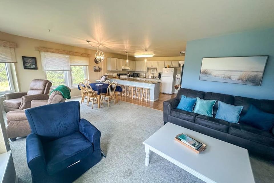 Oceanfront Condo with stunning views WIFI W&D fireplace & great location House in Long Beach
