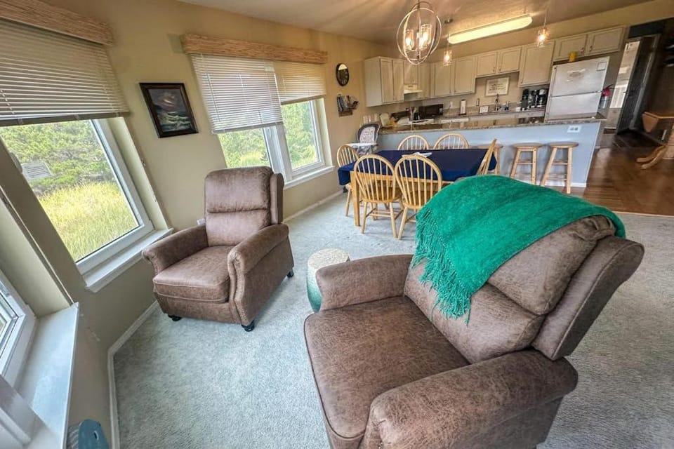 Oceanfront Condo with stunning views WIFI W&D fireplace & great location House in Long Beach