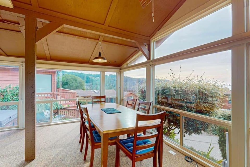 Oceanfront home with private hot tub walls of glass & spectacular view House in Oregon