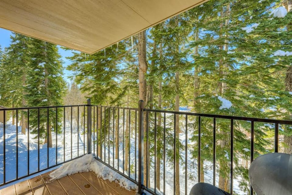 Charming Condo with Shared Hot Tub Pool Resort Amenities - Close to Ski & Beach House in Lake Tahoe