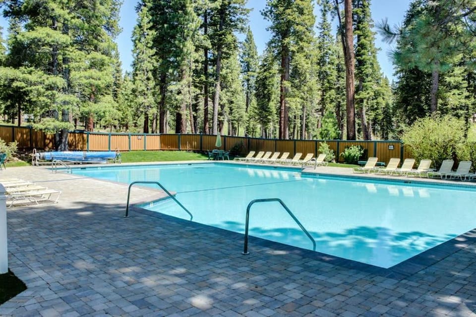 Charming Condo with Shared Hot Tub Pool Resort Amenities - Close to Ski & Beach House in Lake Tahoe
