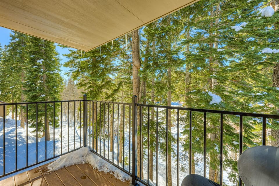 Charming Condo with Shared Hot Tub Pool Resort Amenities - Close to Ski & Beach House in Lake Tahoe