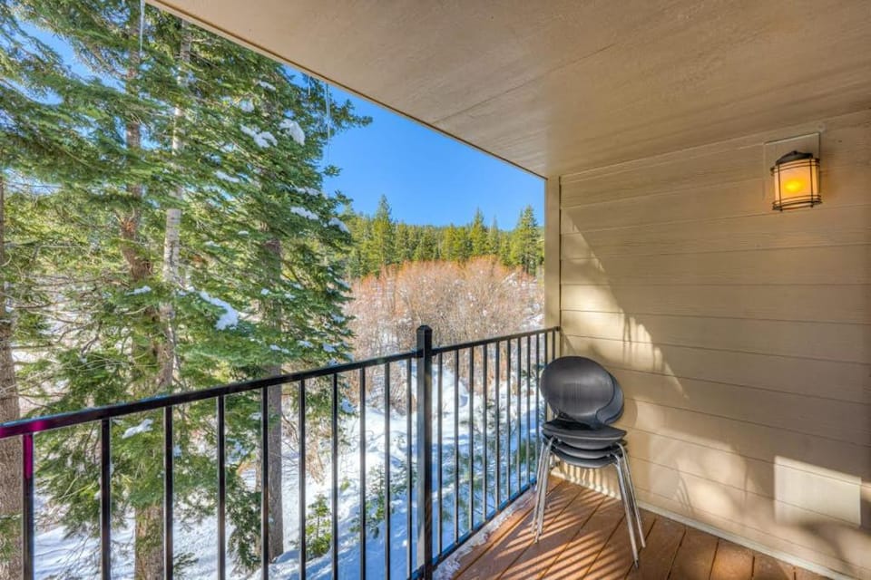 Charming Condo with Shared Hot Tub Pool Resort Amenities - Close to Ski & Beach House in Lake Tahoe