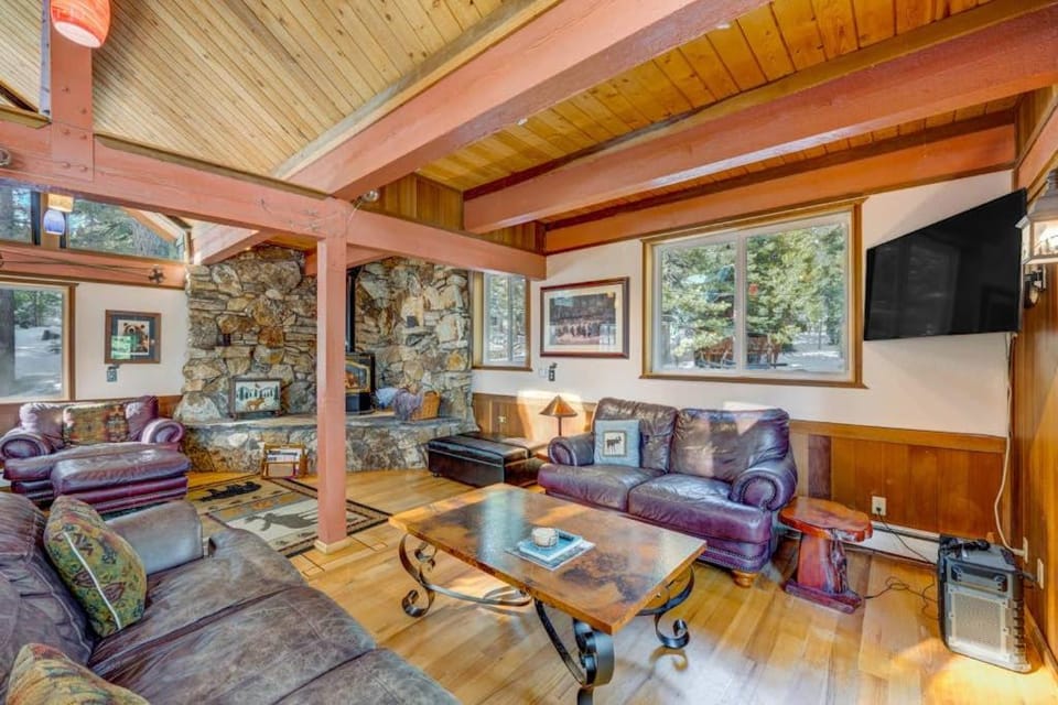 Dog-friendly cabin with private hot tub fireplace near skiing & the beach Cabin in Tahoe Vista