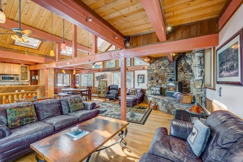 Dog-friendly cabin with private hot tub fireplace near skiing & the beach Cabin in Tahoe Vista