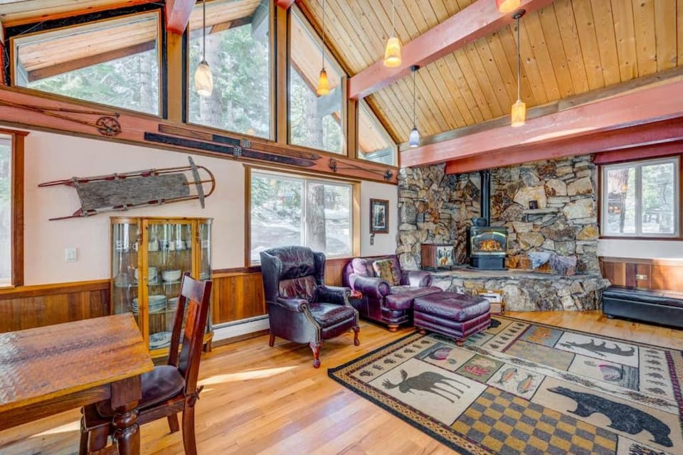 Dog-friendly cabin with private hot tub fireplace near skiing & the beach Cabin in Tahoe Vista