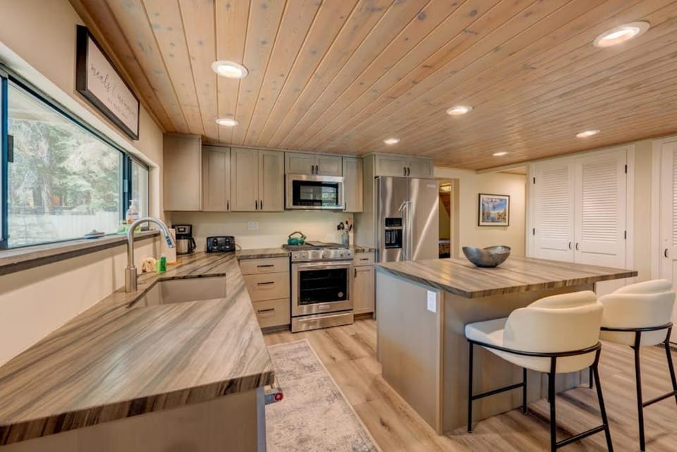 A-frame home with large deck game room wood fireplace & near the lake - dogs ok House in Lake Tahoe