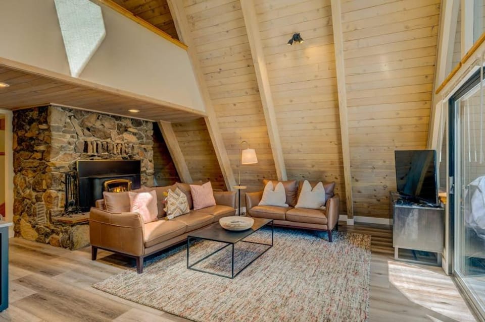 A-frame home with large deck game room wood fireplace & near the lake - dogs ok House in Lake Tahoe
