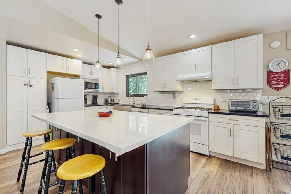 Fully updated home near the lake with full kitchen & free WiFi House in Lake Tahoe