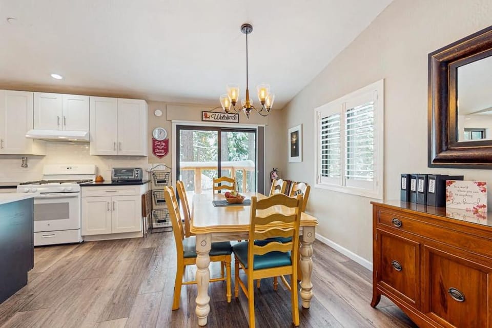 Fully updated home near the lake with full kitchen & free WiFi House in Lake Tahoe