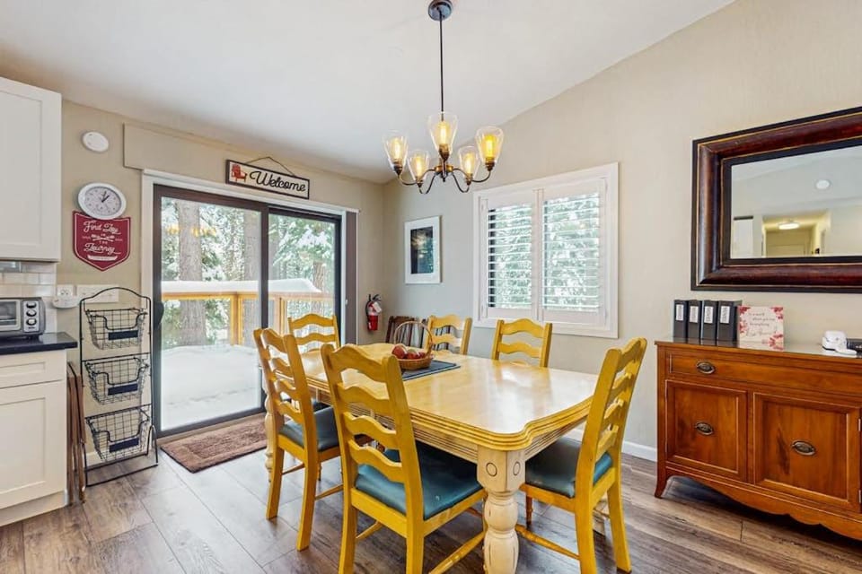 Fully updated home near the lake with full kitchen & free WiFi House in Lake Tahoe