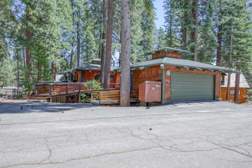 Charming home with private hot tub House in Lake Tahoe