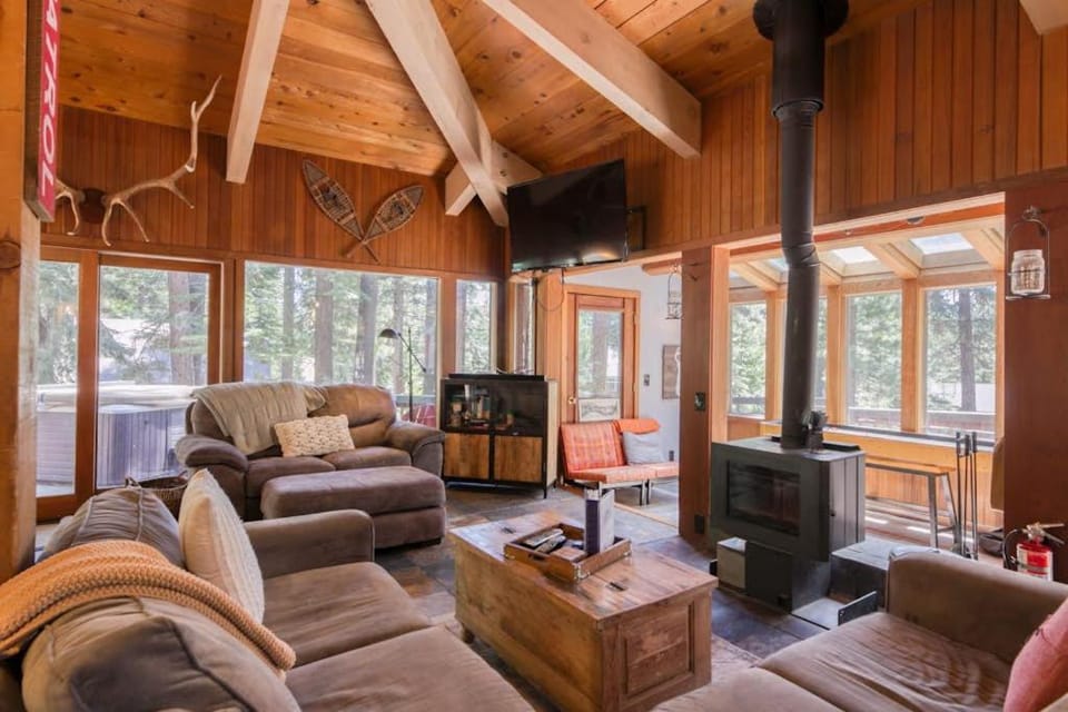 Charming home with private hot tub House in Lake Tahoe