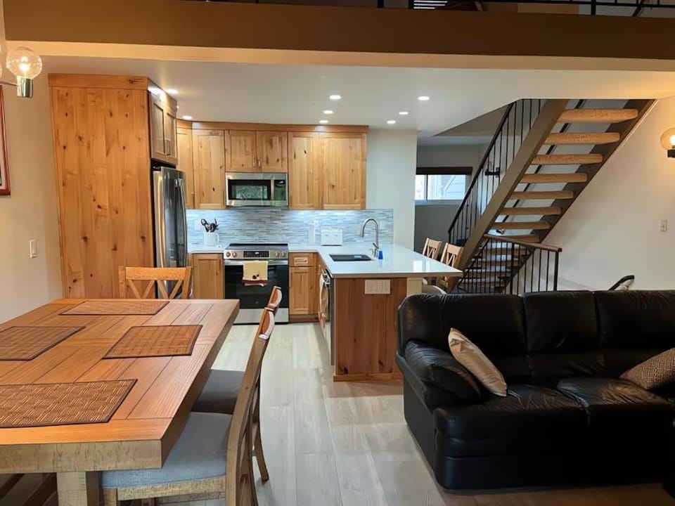 Tahoe condo with hot tub central AC fireplace gas grill & balcony House in Lake Tahoe