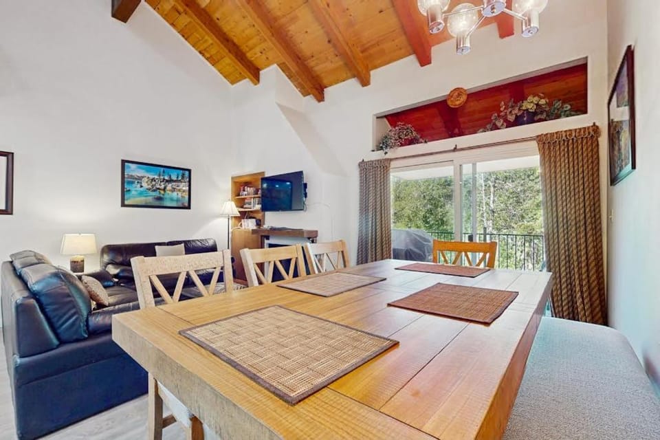 Tahoe condo with hot tub central AC fireplace gas grill & balcony House in Lake Tahoe