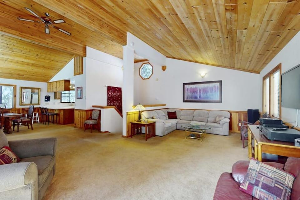 Rustic home with wood stove deck open floor plan & nearby activities House in Lake Tahoe